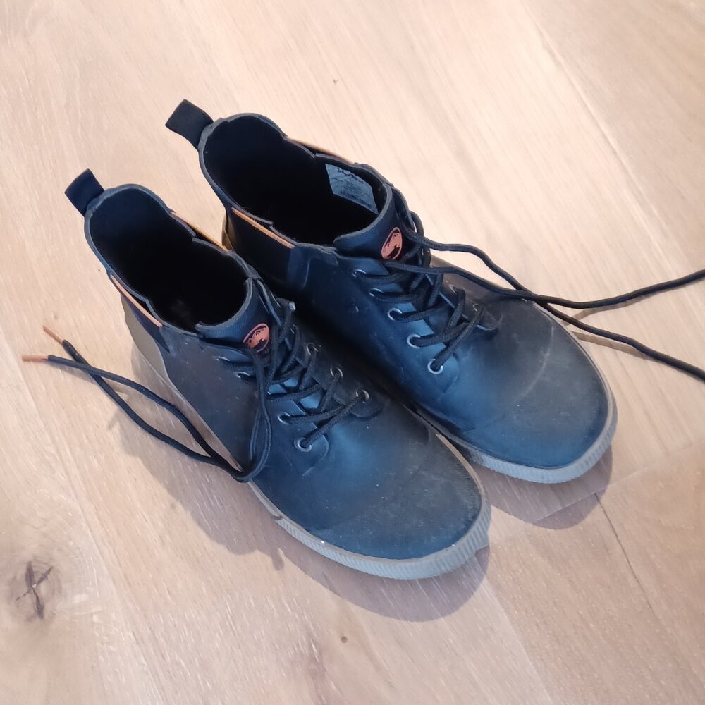 Waterproof (9) rubber boots.